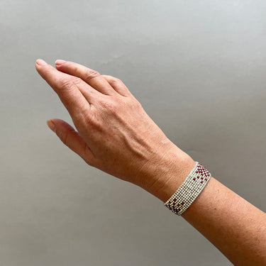 Brazalete Telar Plata Delgado Difuminado Rojo